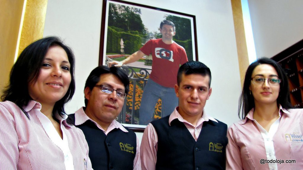 Un equipo de trabajo dedicado y sonriente en el hotel Villonaco de Loja - Diana, Pablo, Nelson, Verónica